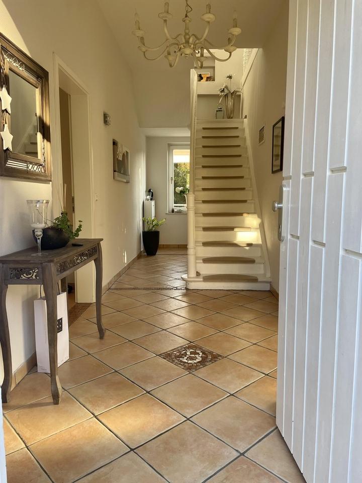 Charmantes Einfamilienhaus geh. Ausstattung mit Bachlauf – Bild 7