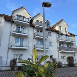 Frisch sanierte 2-Zimmerwohnung mit Balkon, Einbauküche und Tiefgaragenstellplatz
