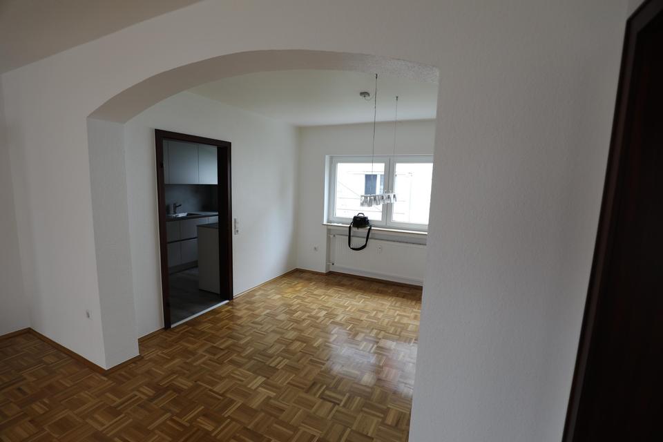 3 Zimmer Wohnung am Waldrand Balkon Stellplatz Einbauküche – Bild 2