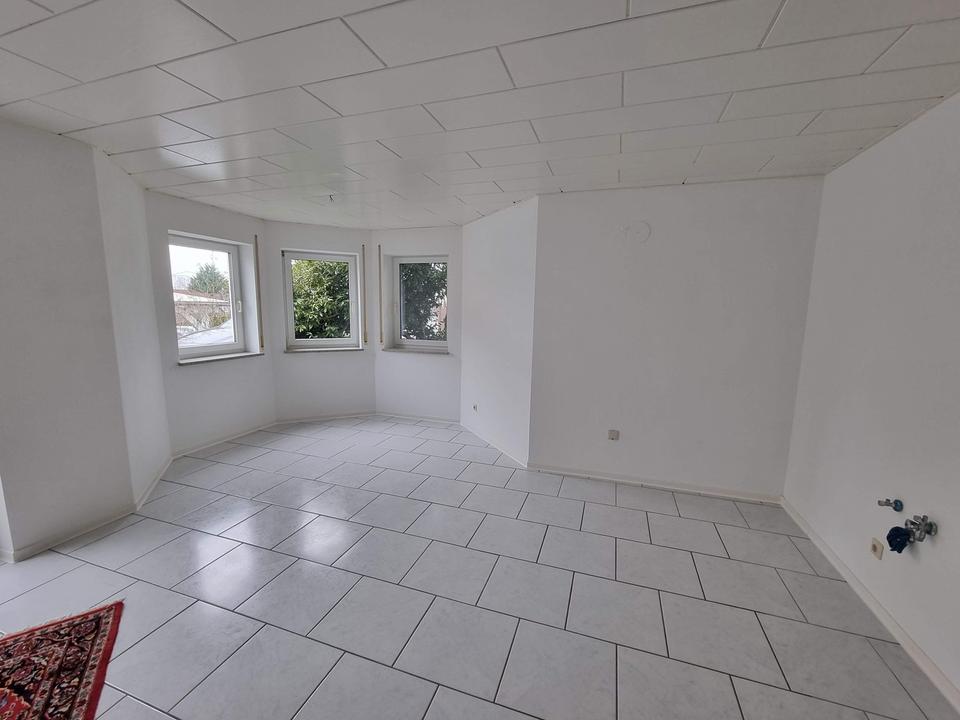 2-Zimmer Erdgeschosswohnung mit großem Wohnbereich, offener Küche und Garage – Bild 6