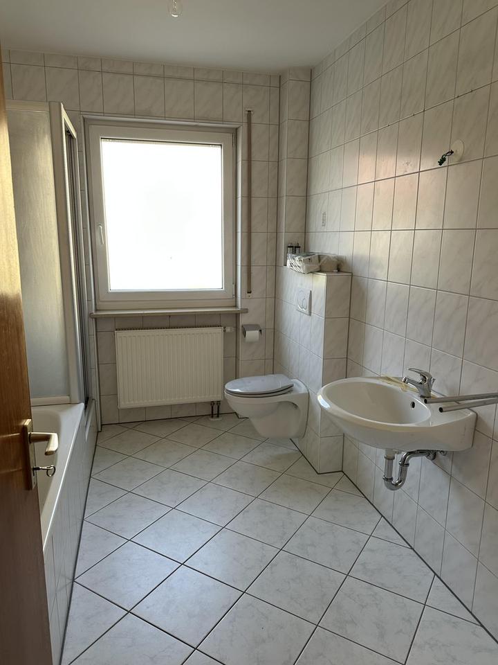 Geräumiges Einfamilienhaus mit schönem Naturgarten und Einzelgarage – Bild 8