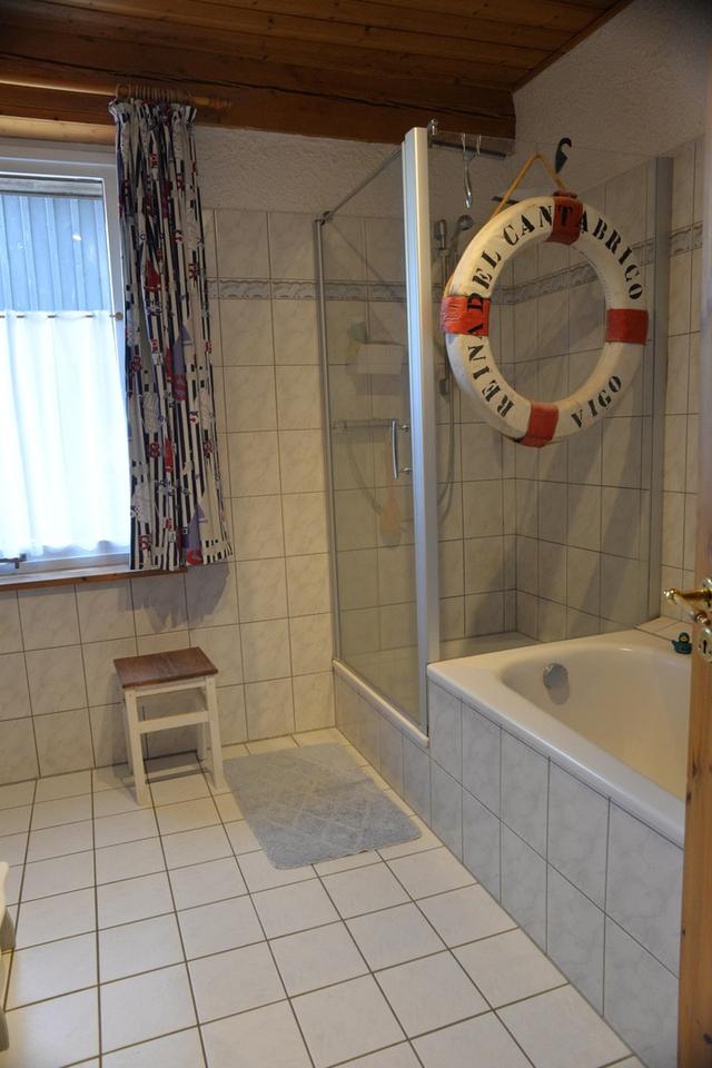 Ökologisch gebautes Holzhaus mit großem Nebengebäude – Bild 26