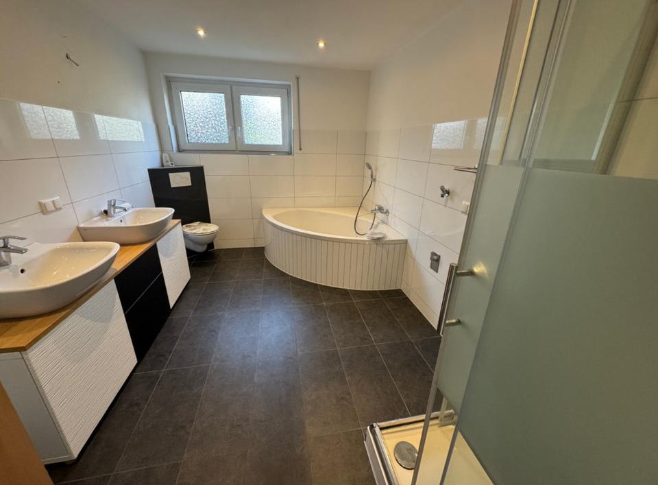 Großzügige 4-Zimmer-Wohnung mit Tageslichtbad in Neuberg-Ravolzhausen – Bild 2