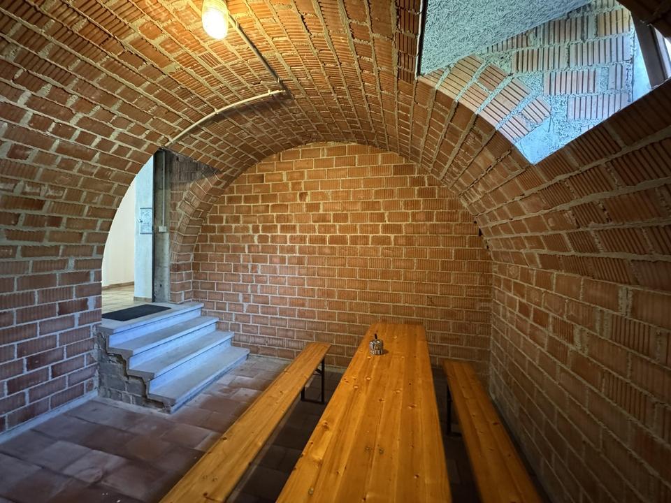 helle Wohnung mit großer Wohnküche, innenliegender Gewölbekeller, möbliert, provisionsfrei – Bild 13