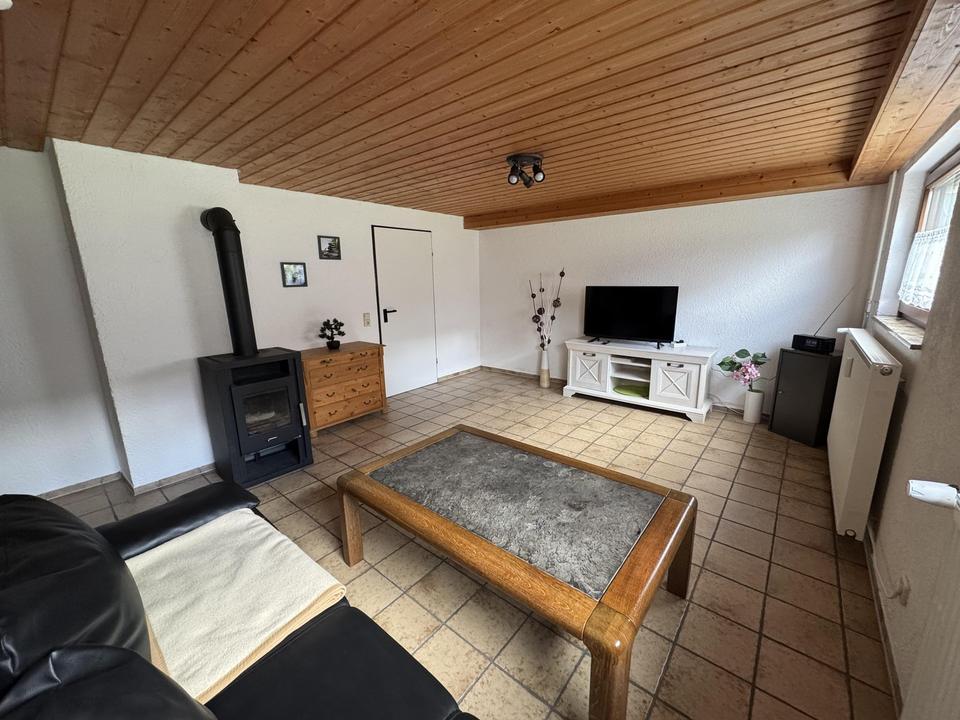 helle Wohnung mit großer Wohnküche, innenliegender Gewölbekeller, möbliert, provisionsfrei – Bild 2