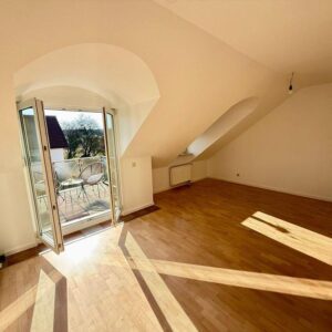 Lichtdurchflutete Dachgeschosswohnung mit Erkern und zwei Balkonen in ruhiger Lage von Schwabach