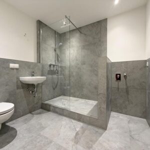 Leerstehend & frisch saniert: 2-Zimmer-Wohnung mit Loggia in bester Lage