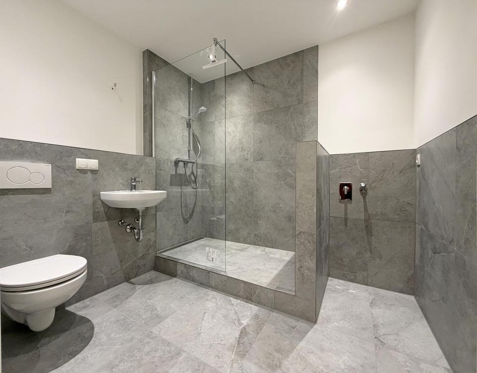 Leerstehend & frisch saniert: 2-Zimmer-Wohnung mit Loggia in bester Lage