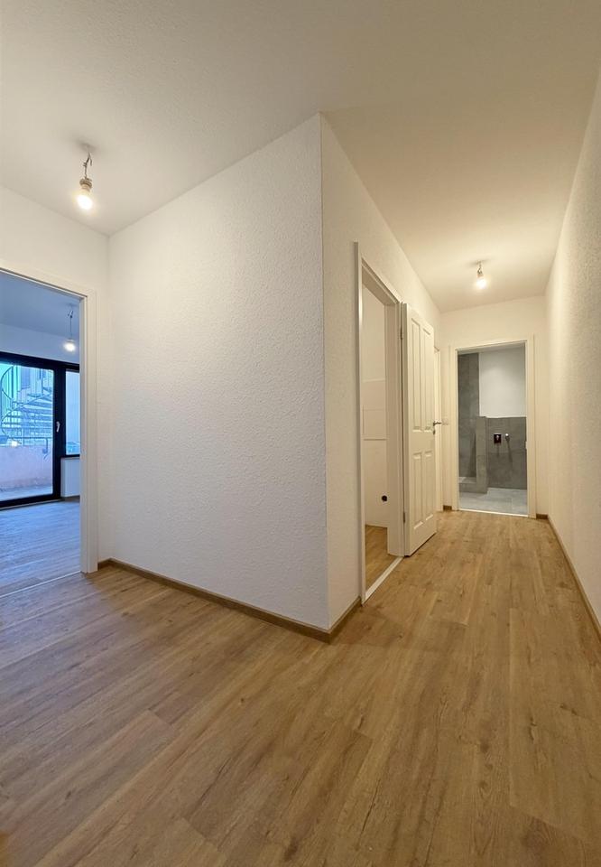 Leerstehend & frisch saniert: 2-Zimmer-Wohnung mit Loggia in bester Lage – Bild 4