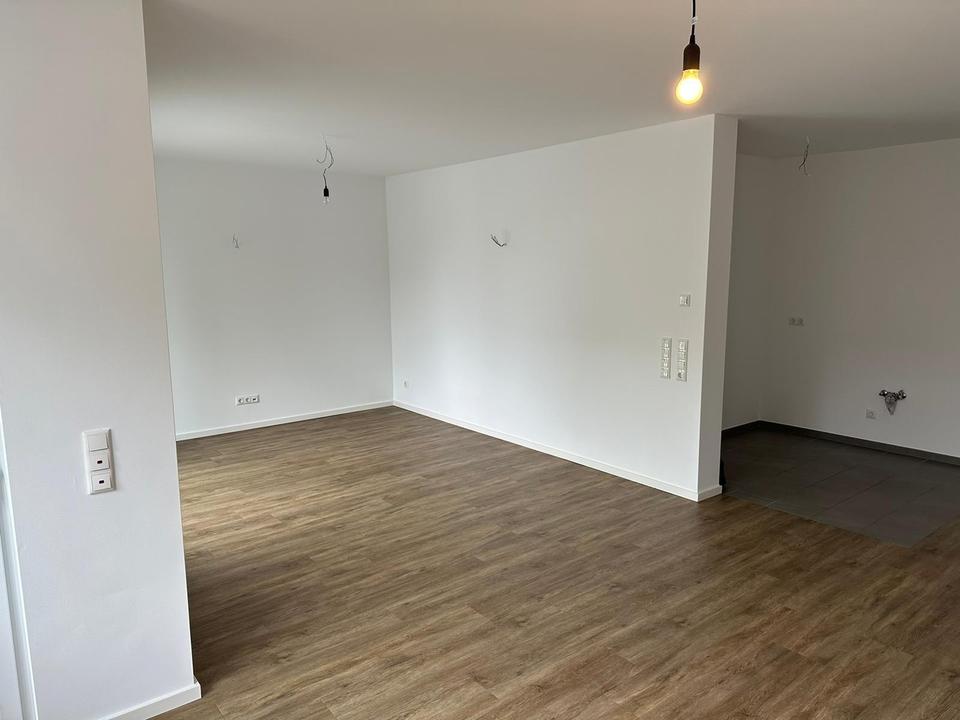 Moderne helle Erdgeschoss Wohnung mit Balkon – Bild 3
