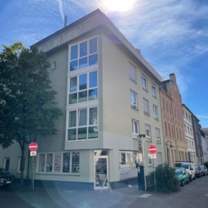 Schöne großzügige 3-Zimmerwohnung - voll renoviert / zentral und ruhig / mit Balkon