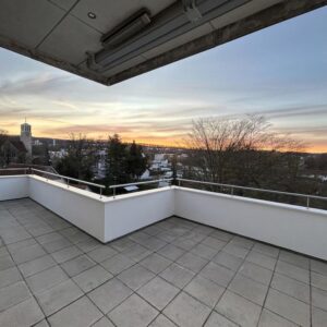 Penthouse | sehr gute Infrastruktur und Lage | riesen Balkon | inkl. Küche | S-Bahn 2 Gehmin