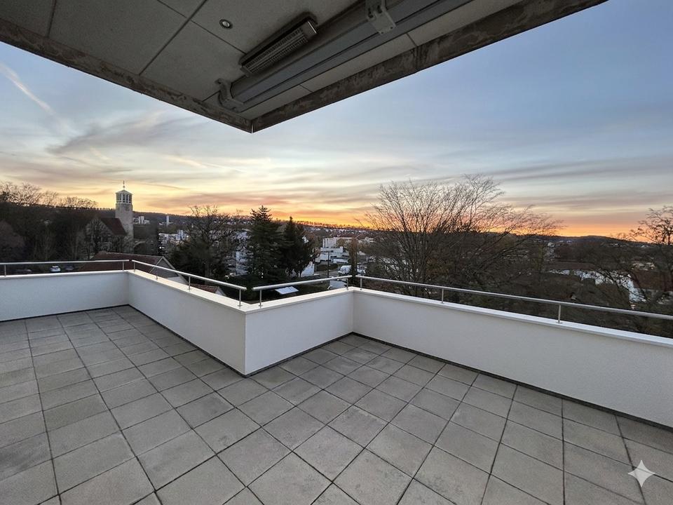 Penthouse | sehr gute Infrastruktur und Lage | riesen Balkon | inkl. Küche | S-Bahn 2 Gehmin