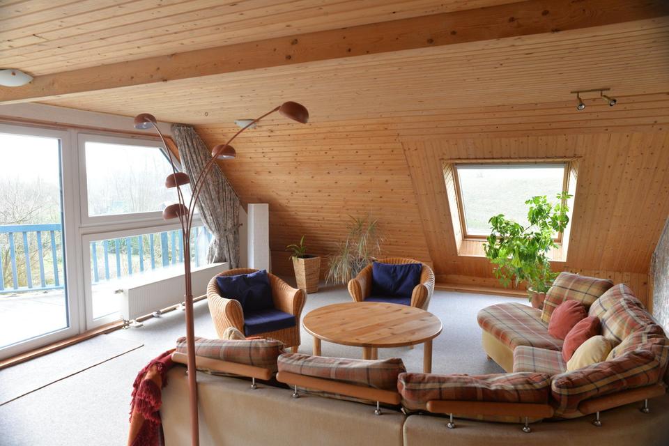 Ökologisch gebautes Holzhaus mit großem Nebengebäude – Bild 19