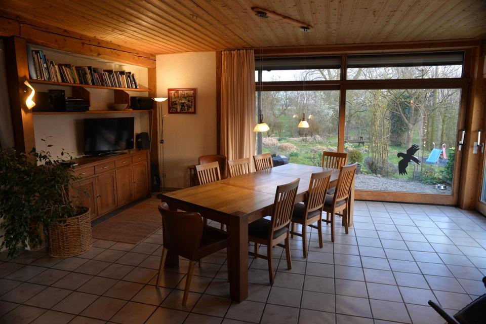 Ökologisch gebautes Holzhaus mit großem Nebengebäude – Bild 15