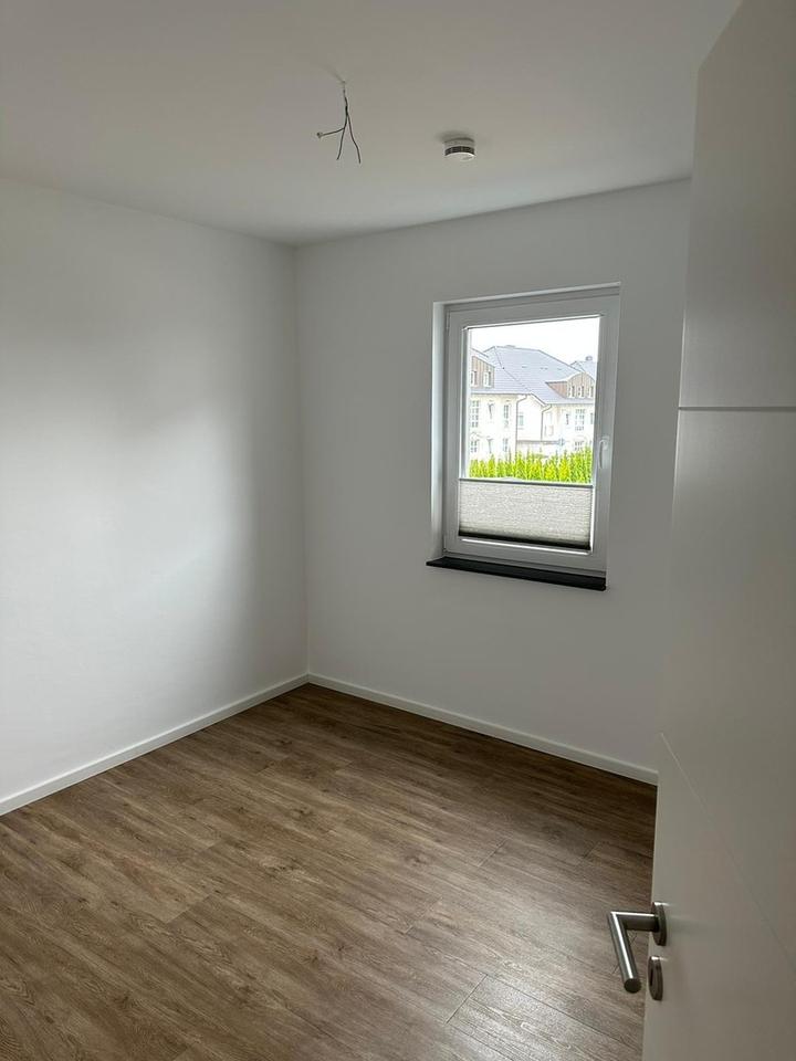 Moderne helle Erdgeschoss Wohnung mit Balkon – Bild 8