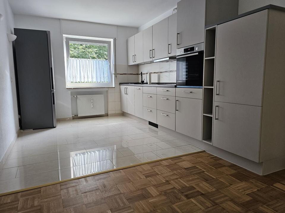 Nähe Wittringer Wald: Hochwertige 3 ZKB mit Parkett, Einbauküche & Balkon – ruhig & gepflegt, frei – Bild 2