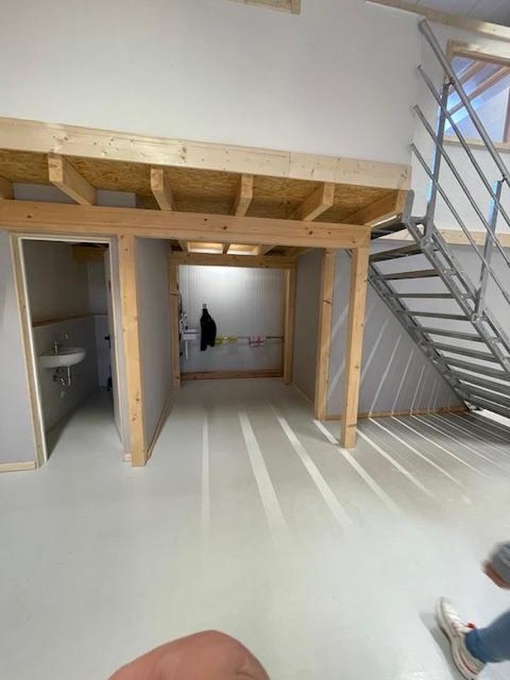 Moderne Logistikhalle / Montagehalle mit kleiner Bürofläche und WCs – Bild 8