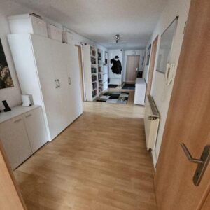 Frisch rennovierte 3-Zimmer-Wohnung in zentraler Lage mit Carport