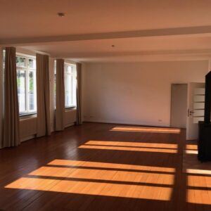 Lichtdurchflutete Wohnung in einem historischen Gebäude