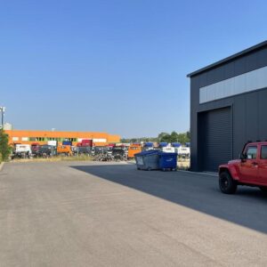 Moderne Logistikhalle / Montagehalle mit kleiner Bürofläche und WCs