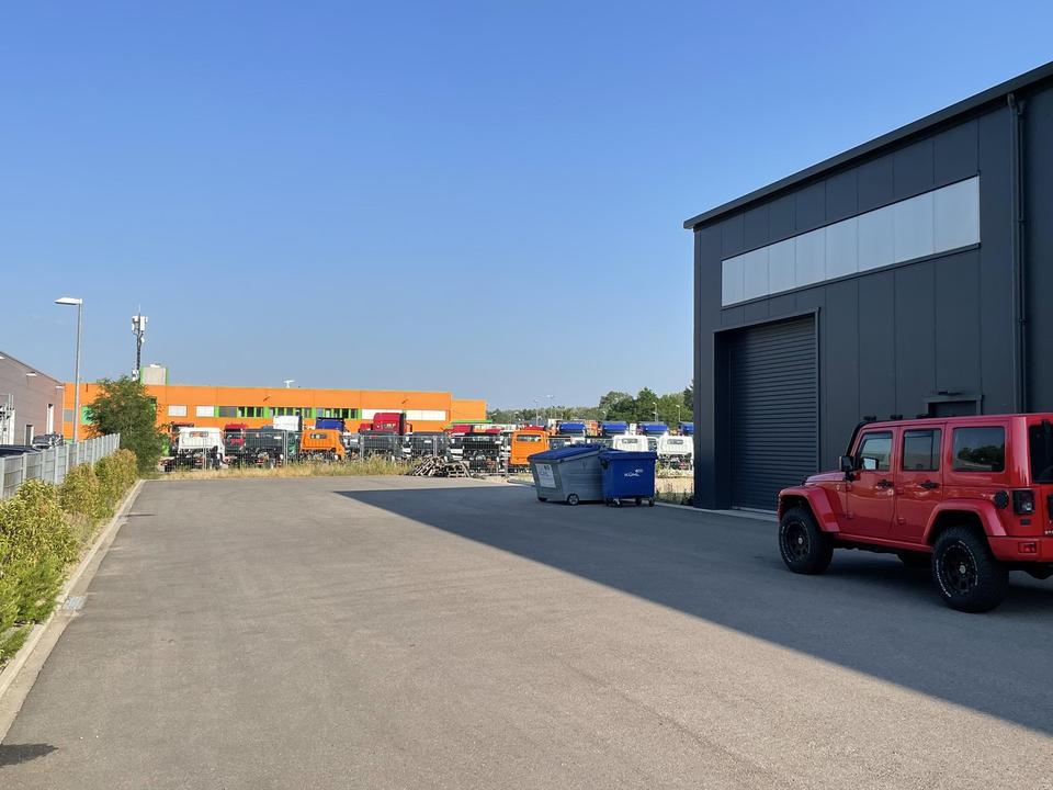 Moderne Logistikhalle / Montagehalle mit kleiner Bürofläche und WCs