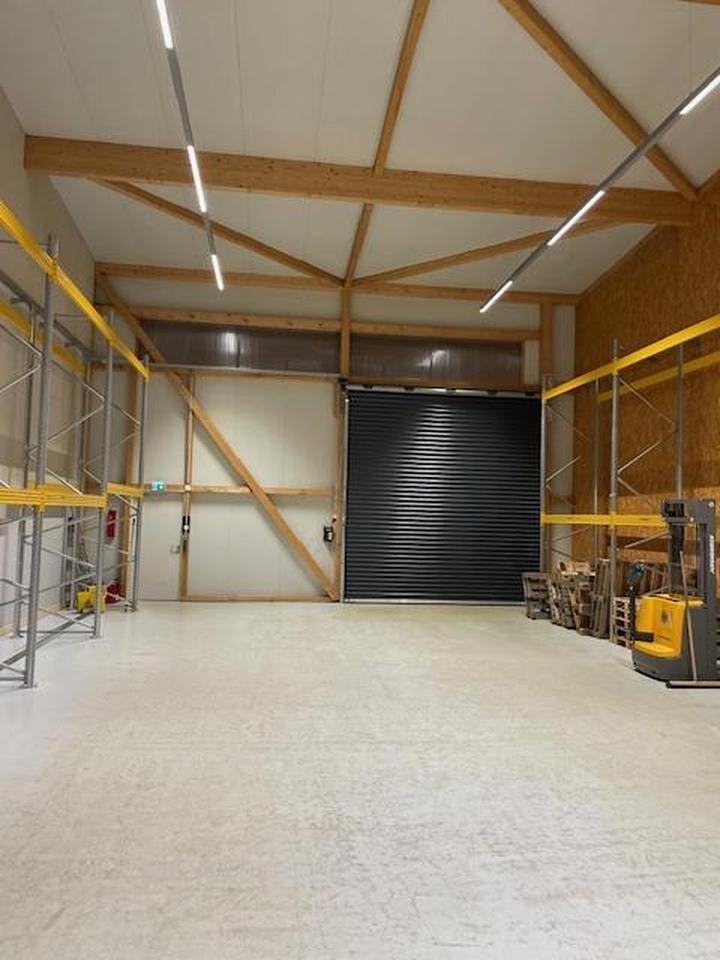 Moderne Logistikhalle / Montagehalle mit kleiner Bürofläche und WCs – Bild 5