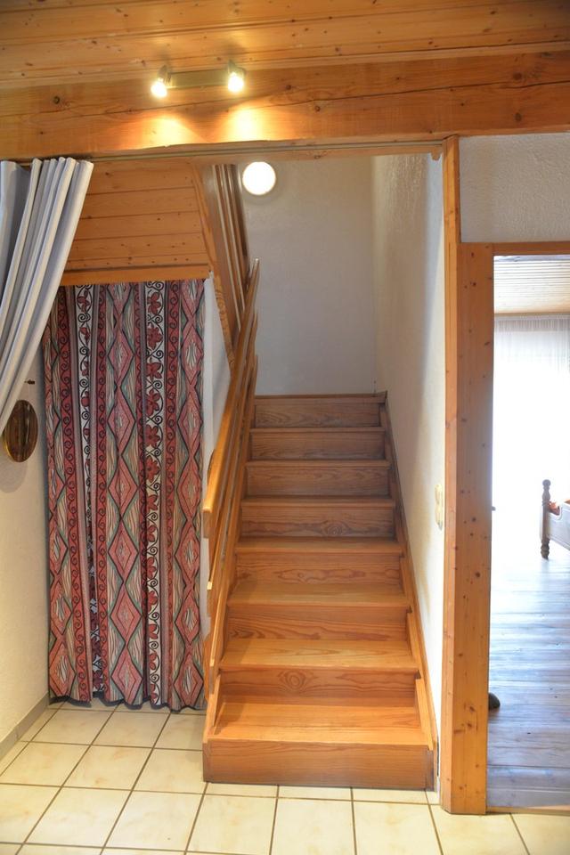 Ökologisch gebautes Holzhaus mit großem Nebengebäude – Bild 18