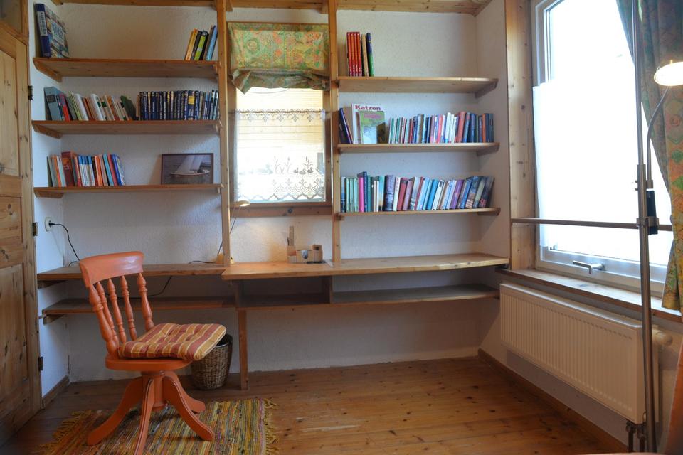 Ökologisch gebautes Holzhaus mit großem Nebengebäude – Bild 24