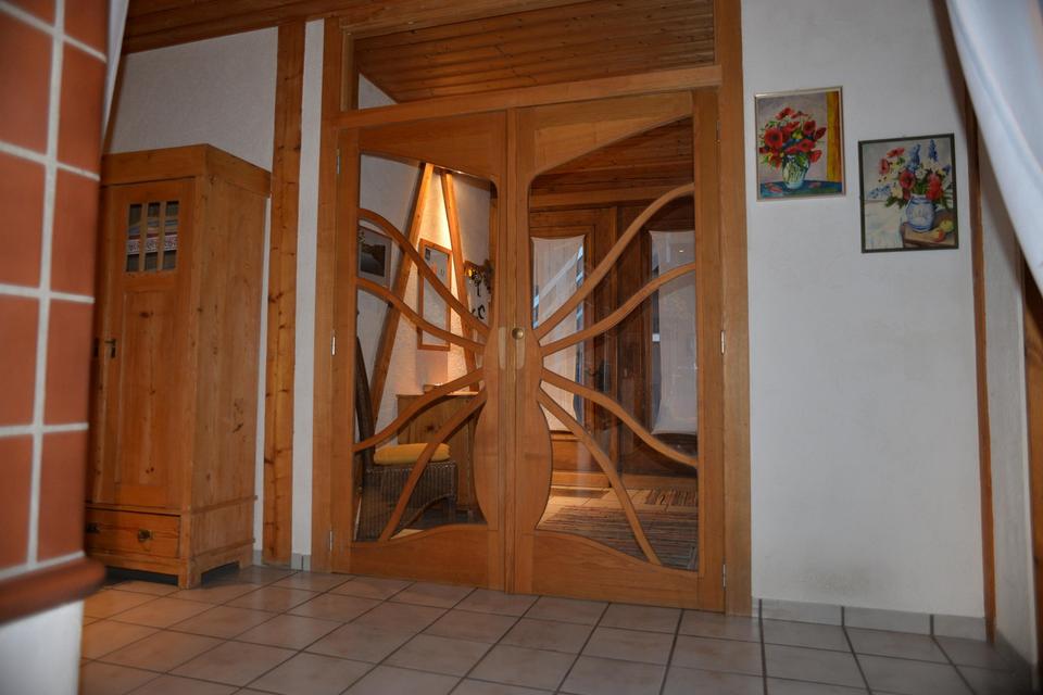 Ökologisch gebautes Holzhaus mit großem Nebengebäude – Bild 13