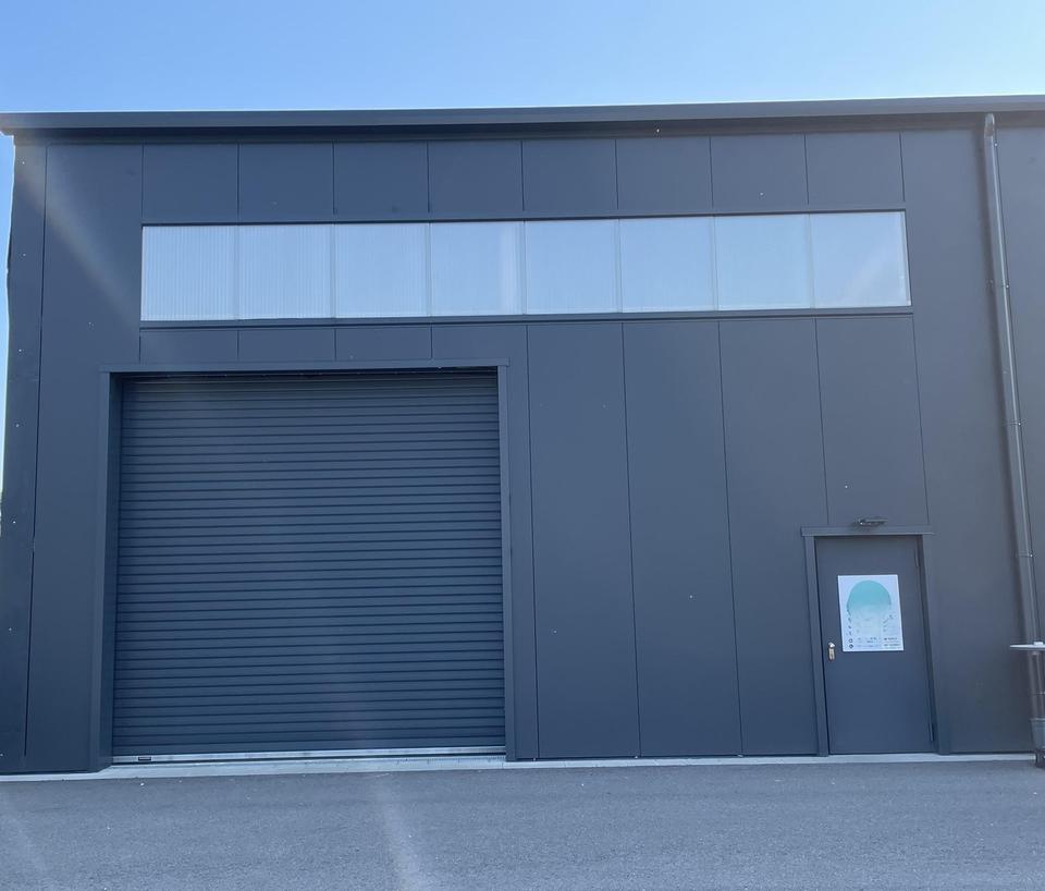 Moderne Logistikhalle / Montagehalle mit kleiner Bürofläche und WCs – Bild 2