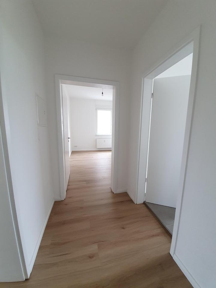 Große 2,5-Zimmer-Wohnung in Velten mit EBK, Tageslichtbad & Stellplatz (Wallbox-Option) – Bild 2