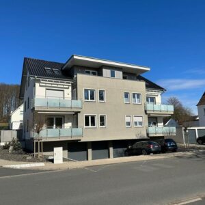 Moderne helle Erdgeschoss Wohnung mit Balkon