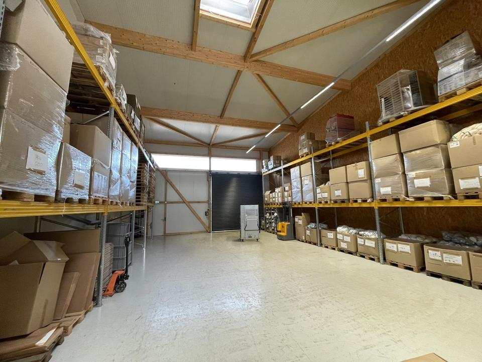 Moderne Logistikhalle / Montagehalle mit kleiner Bürofläche und WCs – Bild 3