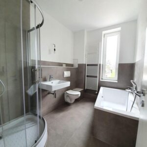 Große 2,5-Zimmer-Wohnung in Velten mit EBK, Tageslichtbad & Stellplatz (Wallbox-Option)