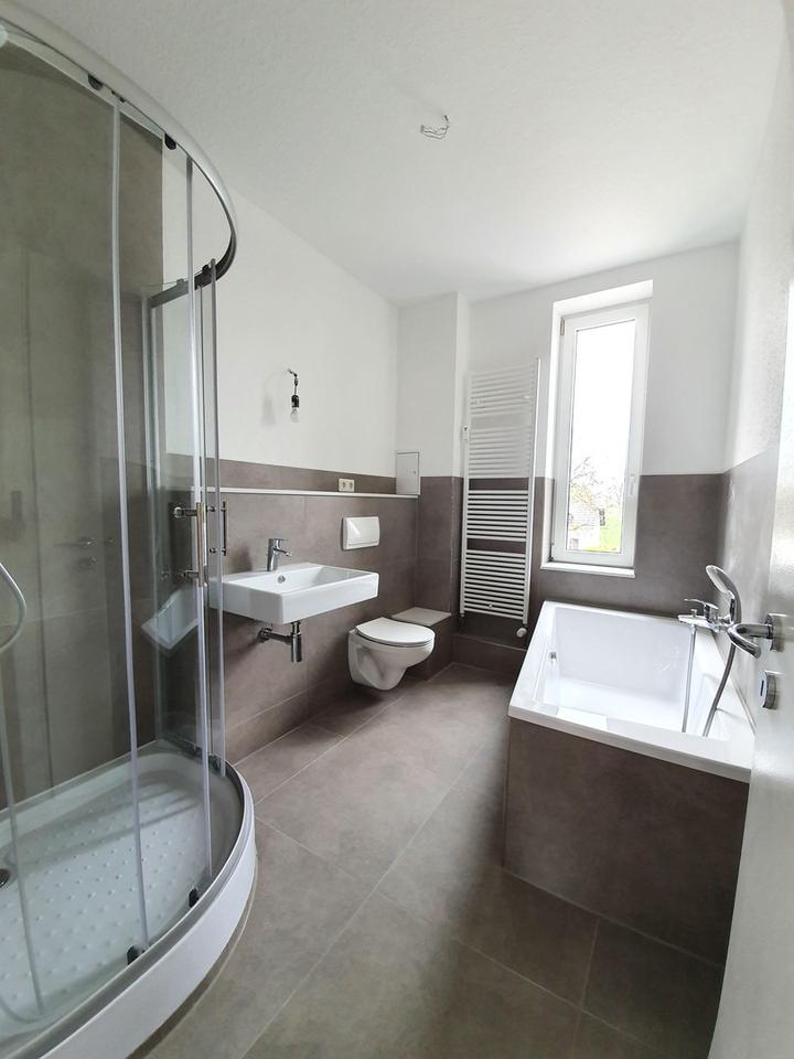 Große 2,5-Zimmer-Wohnung in Velten mit EBK, Tageslichtbad & Stellplatz (Wallbox-Option)