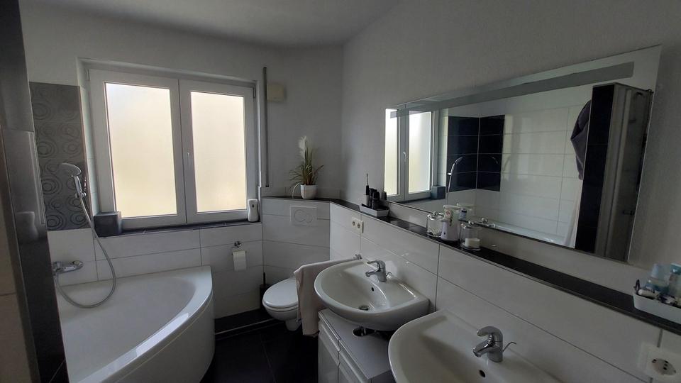 Neuwertige 3,5-Zimmer-Wohnung mit gehobener Ausstattung und Balkon – Bild 9