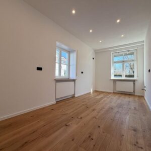 Frisch renovierte 4-Zimmerwohung mit Gartenanteil in zentraler Lage