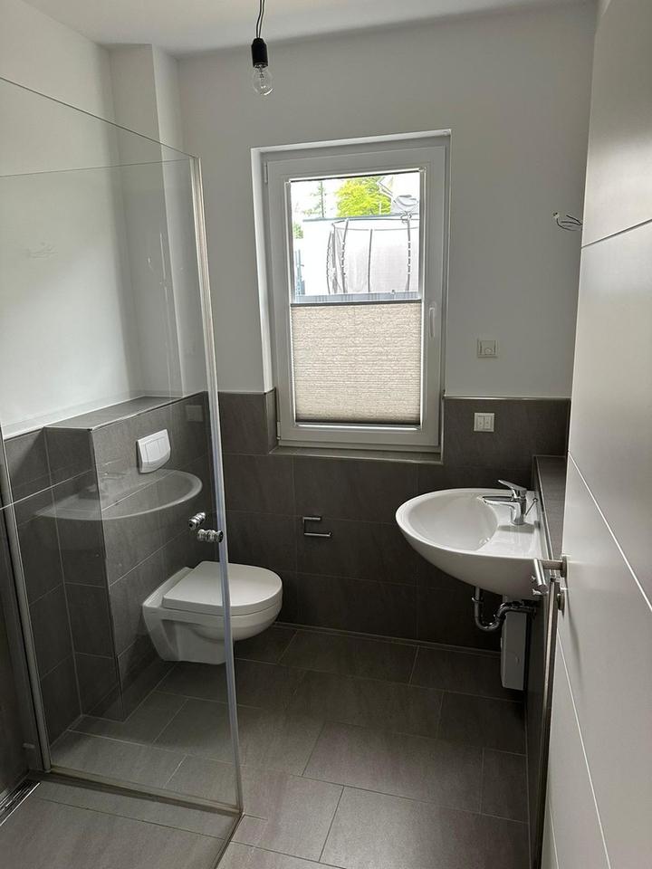 Moderne helle Erdgeschoss Wohnung mit Balkon – Bild 6