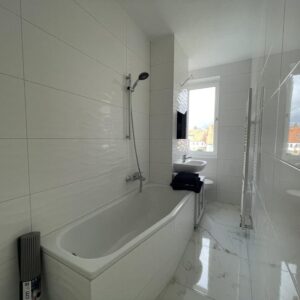 LICHTDURCHFLUTETES SCHMUCKSTÜCK IN SEHR RUHIGER UND GRÜNER LAGE