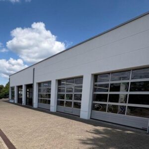 Hallenfläche mit 2 Sektionaltoren in bester Lage zu vermieten