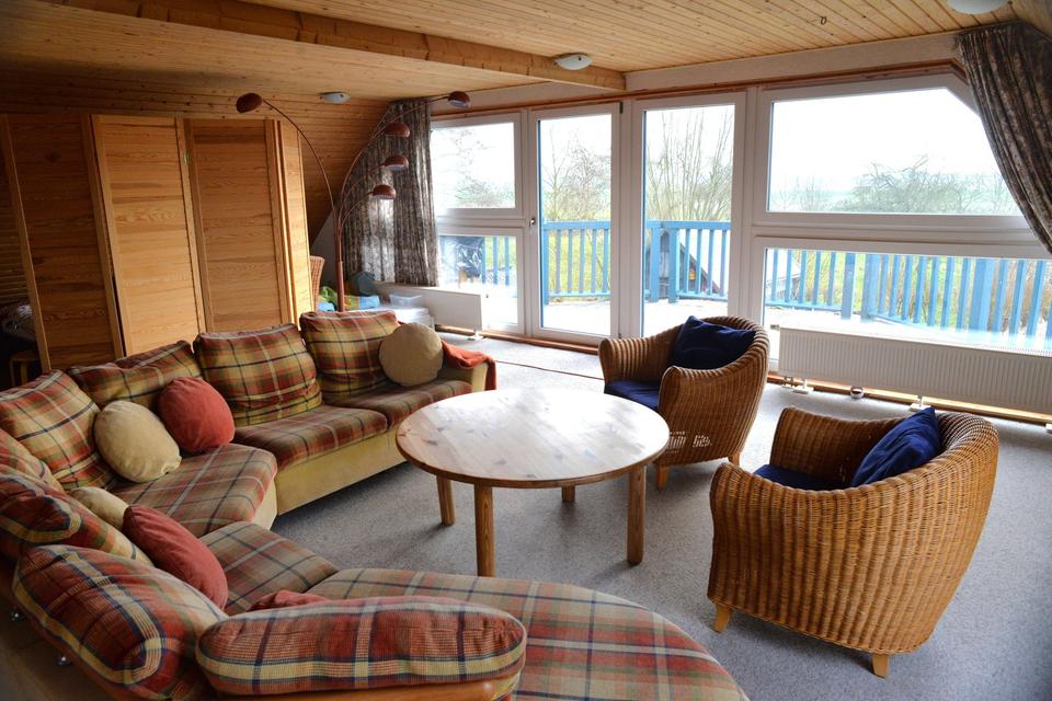 Ökologisch gebautes Holzhaus mit großem Nebengebäude – Bild 20