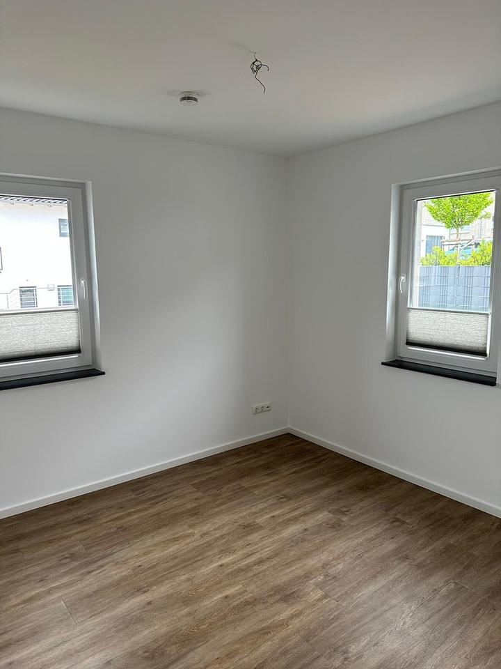 Moderne helle Erdgeschoss Wohnung mit Balkon – Bild 9