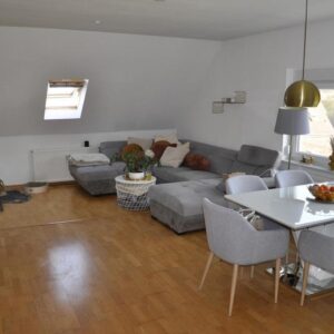 Moderne 3-Zimmer-Dachgeschoss-Maisonettewohnung mit Terrasse und Einzelgarage!