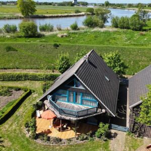 Ökologisch gebautes Holzhaus mit großem Nebengebäude