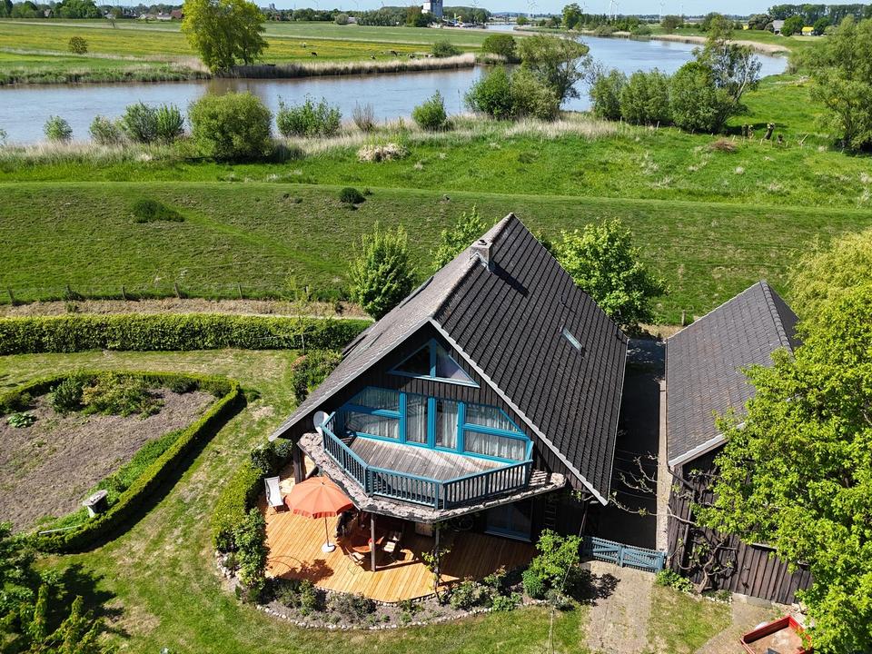 Ökologisch gebautes Holzhaus mit großem Nebengebäude
