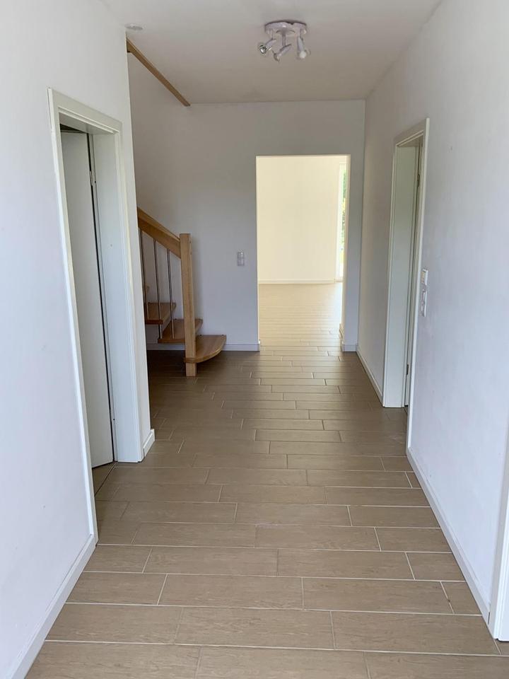 Modern wohnen in Lüneburg – stilvolle Doppelhaushälfte mit Garten & Carport – Bild 3