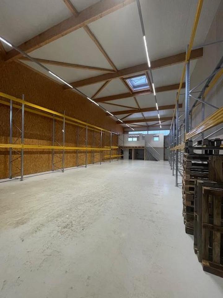 Moderne Logistikhalle / Montagehalle mit kleiner Bürofläche und WCs – Bild 4