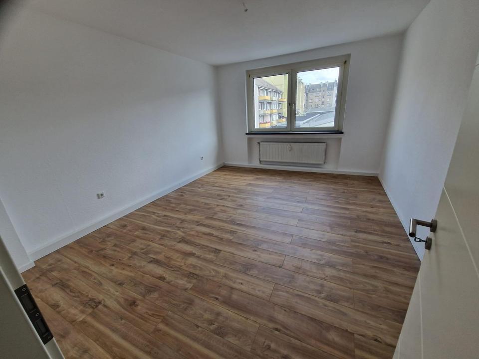 Großzügiges Wohnen in Dortmund: Kernsanierte 100 qm EG-Wohnung mit Balkon in der Rheinischen Straße