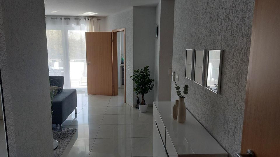 Neuwertige 3,5-Zimmer-Wohnung mit gehobener Ausstattung und Balkon – Bild 3